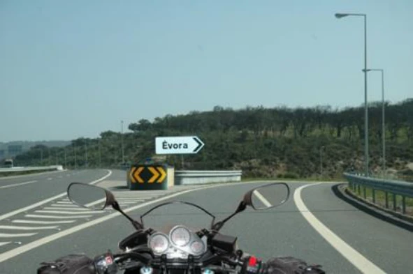 Todos os motociclos devem ter, na retaguarda: — pergunta R7Q0360 do exame de código IMT