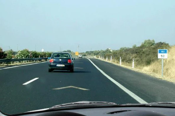 Atendendo aos limites máximos de velocidade praticados nas auto- estradas, devo: — pergunta R7Q0376 do exame de código IMT