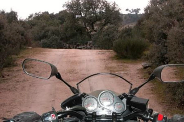 O que deve fazer o condutor de um motociclo de duas rodas num piso em mau estado de conservação? — pergunta R7Q0385 do exame de código IMT