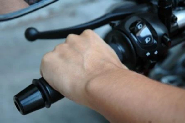 Na condução dum motociclo o condutor deve optar por: — pergunta R7Q0390 do exame de código IMT