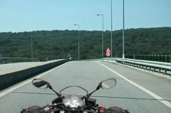 Para melhor realizar uma curva à esquerda o condutor deve: — pergunta R8Q0003 do exame de código IMT