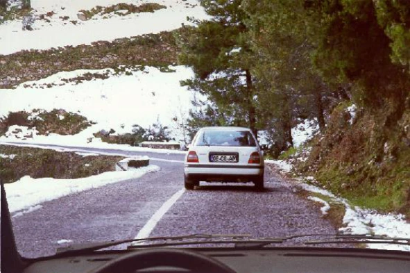 Nesta situação, se puder aumentar a velocidade a distância de segurança deve: — pergunta R8Q0005 do exame de código IMT