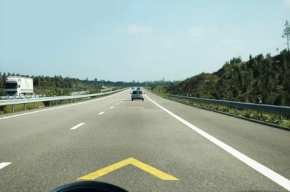 As marcas rodoviárias de cor amarela que se encontram no pavimento designam-se: — pergunta R8Q0007 do exame de código IMT