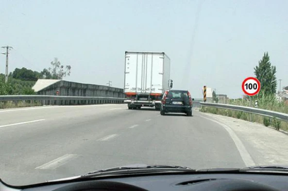 O sinal limita a velocidade: — pergunta R8Q0013 do exame de código IMT