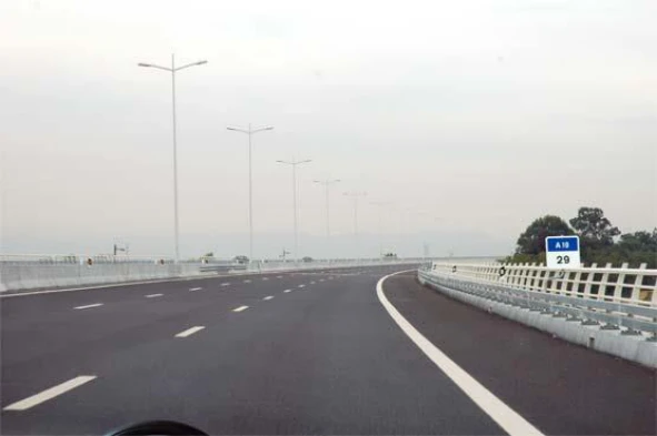 Que limites de velocidade se encontram fixados para a circulação em auto-estrada? — pergunta R8Q0032 do exame de código IMT
