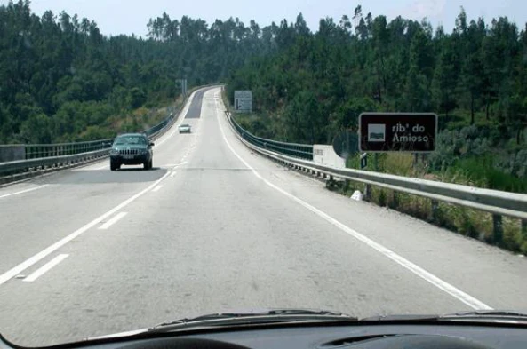 A marca rodoviária que divide os sentidos de trânsito, é uma linha: — pergunta R8Q0034 do exame de código IMT