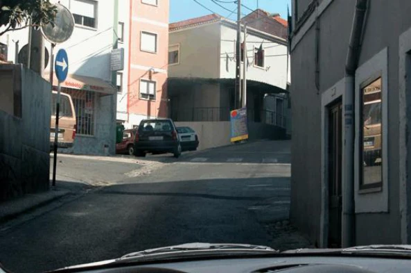 No local em que transito a velocidade, deve ser: — pergunta R8Q0036 do exame de código IMT
