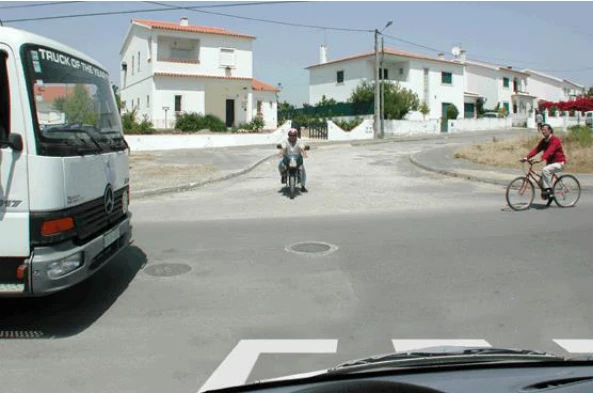 Qual deve ser a ordem correcta de passagem nesta intersecção? — pergunta R8Q0070 do exame de código IMT