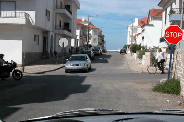 Qual é a ordem de passagem correcta, nesta intersecção? — pergunta R8Q0071 do exame de código IMT