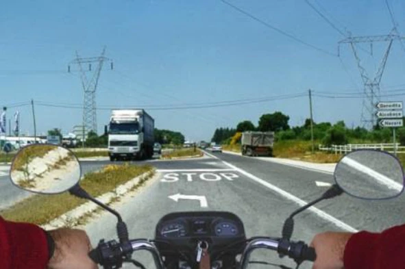 Quando o sol está muito forte o indicador de mudança de direcção pode não ser suficientemente visível. O que se deve fazer? — pergunta R8Q0089 do exame de código IMT
