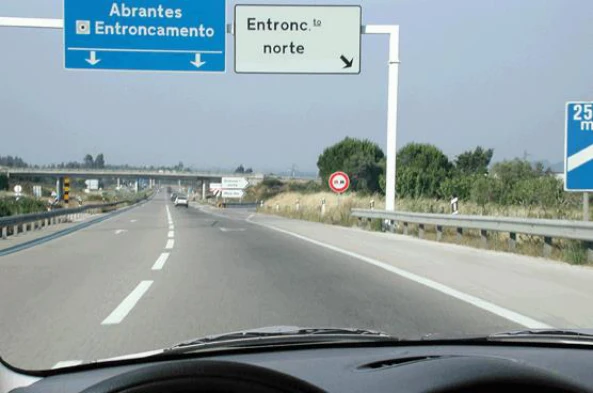 Nas auto-estradas é permitido: — pergunta R8Q0091 do exame de código IMT