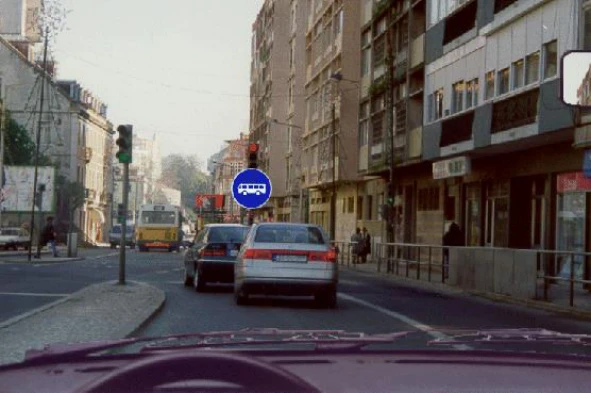 Conduzo um automóvel ligeiro de passageiros, de uso particular. Perante o sinal circular de fundo azul, devo: — pergunta R8Q0098 do exame de código IMT