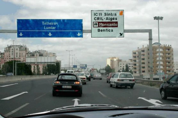 Pretendo seguir em direcção a Sintra, devo: — pergunta R8Q0100 do exame de código IMT
