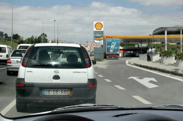 O trânsito está congestionado e eu pretendo entrar no posto de abastecimento. Devo: — pergunta R8Q0103 do exame de código IMT
