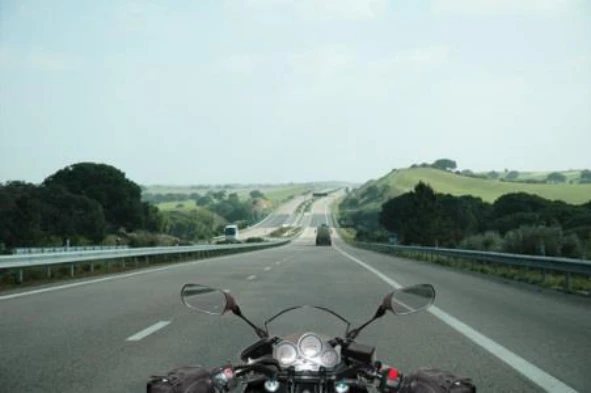 Regra geral, o condutor de um motociclo deve circular: — pergunta R8Q0118 do exame de código IMT