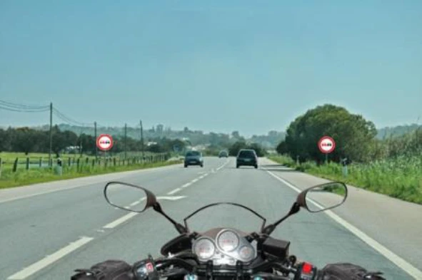 Quando o motociclo não tem corrente na roda de trás, a transmissão é feita: — pergunta R8Q0120 do exame de código IMT