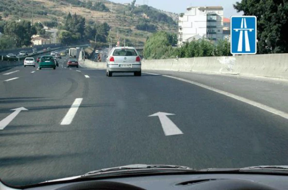 Regra geral, nas auto-estradas, devo transitar: — pergunta R8Q0122 do exame de código IMT