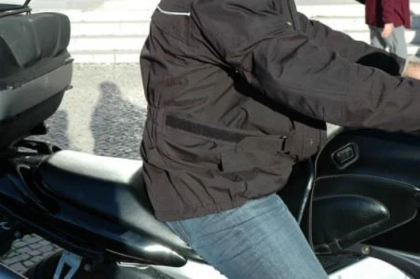 Normalmente e em relação ao condutor, para se verificar a conveniente altura do assento de um motociclo ao solo e respectiva posição de condução, deve aquele: — pergunta R8Q0147 do exame de código IMT