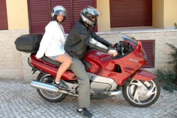 O condutor de um motociclo de duas rodas, de grandes dimensões e peso, ao receber um passageiro: — pergunta R8Q0154 do exame de código IMT