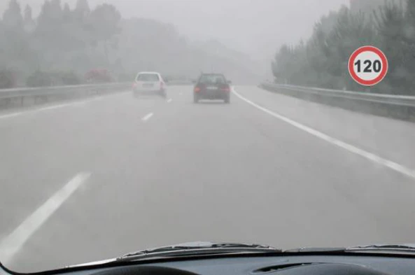 Neste local é obrigatório moderar a velocidade? — pergunta R8Q0157 do exame de código IMT