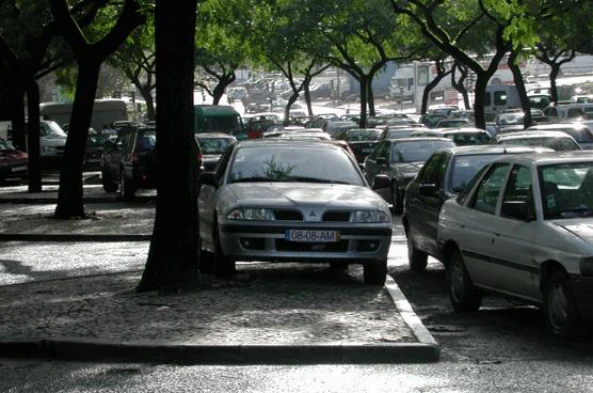 O veículo estacionado em cima do passeio, pode ser apreendido? — pergunta R8Q0160 do exame de código IMT