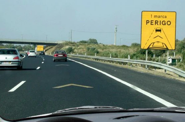 Se o veículo que circula à minha frente aumentar a velocidade, para que a distância de segurança aumente: — pergunta R8Q0170 do exame de código IMT