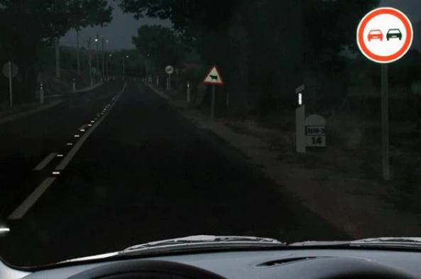 As luzes de estrada devem iluminar a uma distância: — pergunta R8Q0196 do exame de código IMT