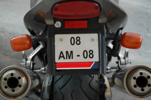 A chapa de matrícula colocada à retaguarda dos motociclos deve ser iluminada? — pergunta R8Q0210 do exame de código IMT
