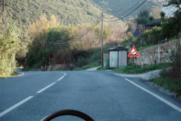 Posso efectuar a manobra de marcha atrás numa ponte? — pergunta R8Q0219 do exame de código IMT