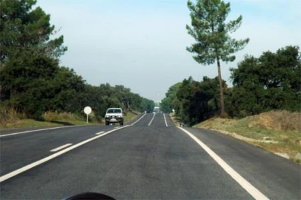 Existe uma via de trânsito em cada sentido. Se for necessário, posso efectuar a manobra de ultrapassagem a outro automóvel neste local? — pergunta R8Q0222 do exame de código IMT