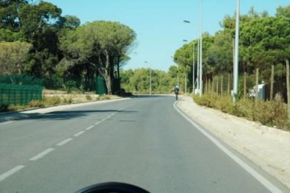 Estou proibido de estacionar neste local se obrigar os veículos a utilizar a parte da faixa de rodagem destinada ao sentido contrário? — pergunta R8Q0224 do exame de código IMT