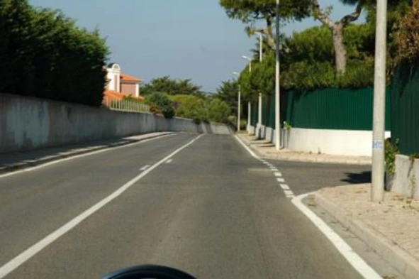A paragem e o estacionamento são proibidos nesta localidade? — pergunta R8Q0226 do exame de código IMT