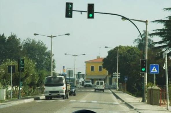 Posso parar ou estacionar na proximidade dos sinais luminosos? — pergunta R8Q0227 do exame de código IMT