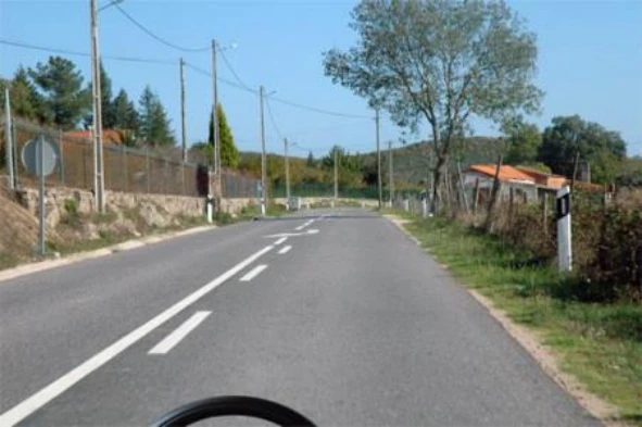 Posso efectuar a manobra de marcha atrás neste local? — pergunta R8Q0232 do exame de código IMT