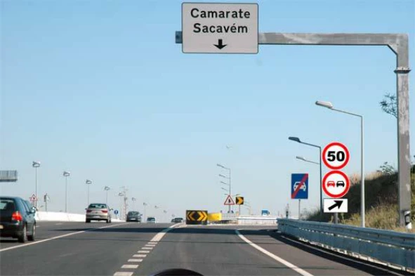 Posso efectuar a manobra de ultrapassagem posicionado nesta via de trânsito? — pergunta R8Q0235 do exame de código IMT