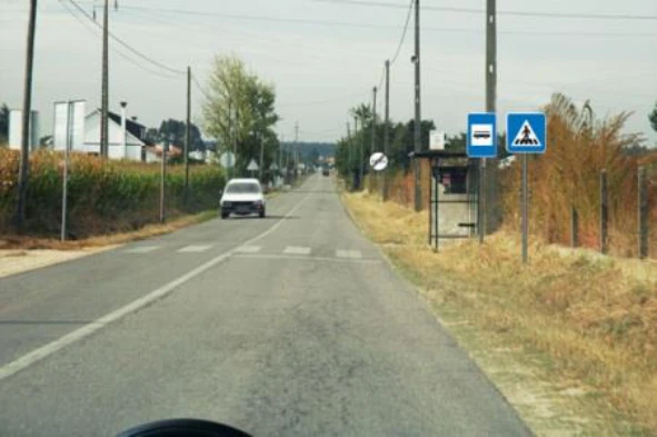 Posso parar junto ao sinal indicativo da paragem de veículos de transporte colectivo de passageiros? — pergunta R8Q0238 do exame de código IMT