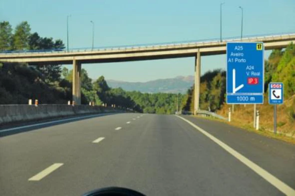 Posso efectuar a manobra de marcha atrás neste local? — pergunta R8Q0245 do exame de código IMT