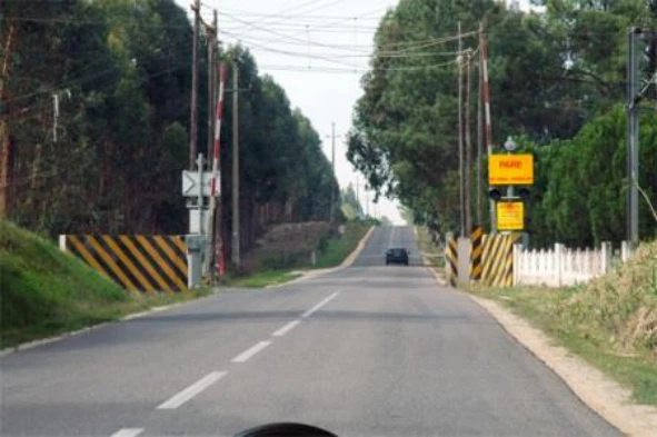 Em algumas circunstâncias, a manobra de inversão do sentido de marcha pode ser efectuada numa passagem de nível. Concorda com esta afirmação? — pergunta R8Q0248 do exame de código IMT