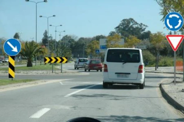 Nesta situação, estou proibido de parar imediatamente antes da rotunda de que me aproximo? — pergunta R8Q0258 do exame de código IMT