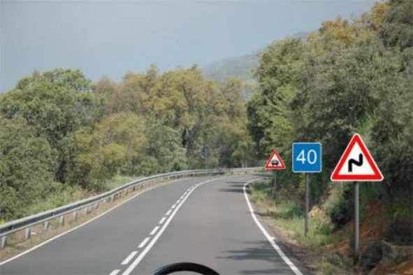 A manobra de inversão do sentido de marcha é permitida neste local? — pergunta R8Q0261 do exame de código IMT