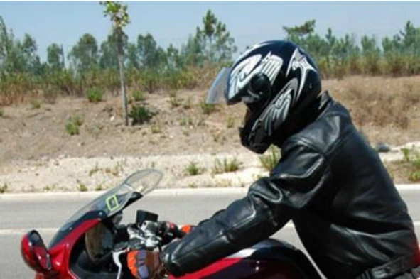 O casaco de protecção é um equipamento essencial para um motociclista? — pergunta R8Q0274 do exame de código IMT