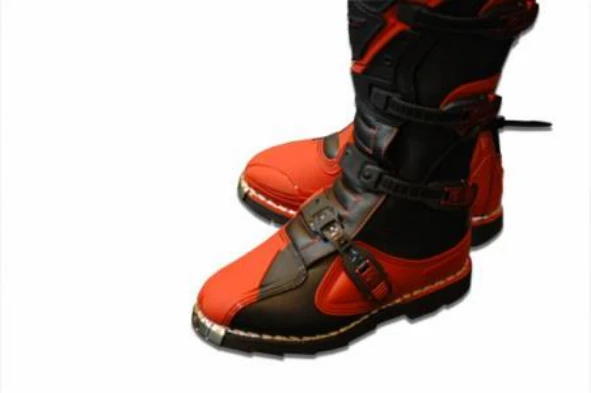 O condutor e passageiro de um motociclo devem utilizar botas de protecção? — pergunta R8Q0282 do exame de código IMT