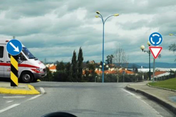 Os veículos prioritários têm prioridade de passagem quando circulam numa rotunda? — pergunta R8Q0291 do exame de código IMT