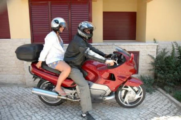 O calçado da passageira do motociclo é adequado à situação? — pergunta R8Q0292 do exame de código IMT