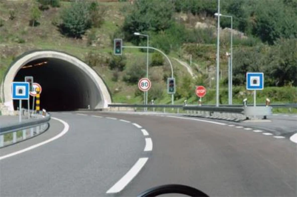 Ao entrar no túnel sou obrigado a fazer uso das luzes de cruzamento? — pergunta R8Q0295 do exame de código IMT