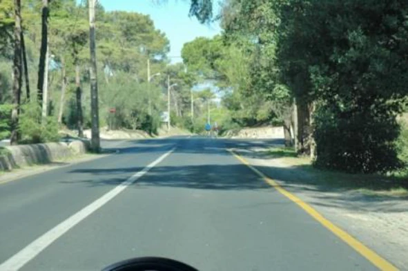 Encontrando-me a menos de 5 metros do cruzamento, posso parar neste local? — pergunta R8Q0299 do exame de código IMT
