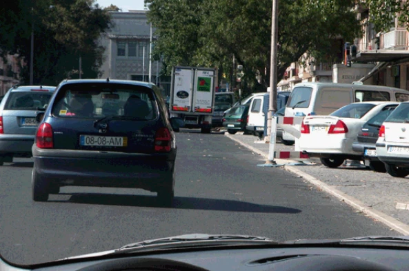 Se estacionar impedindo a saída dos veículos estacionados à minha direita, cometo uma infracção? — pergunta R8Q0302 do exame de código IMT