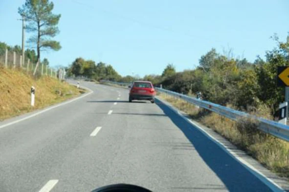 Um condutor que circule a uma velocidade lenta que cause embaraço injustificado aos outros utentes da via pública pode ser sancionado? — pergunta R8Q0304 do exame de código IMT