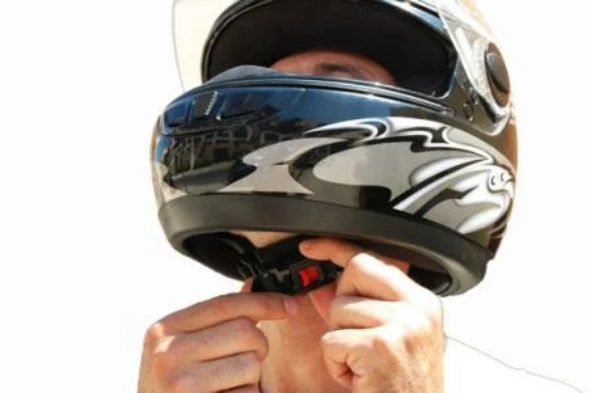 O condutor de um motociclo está obrigado a apertar devidamente o seu capacete de protecção? — pergunta R8Q0305 do exame de código IMT