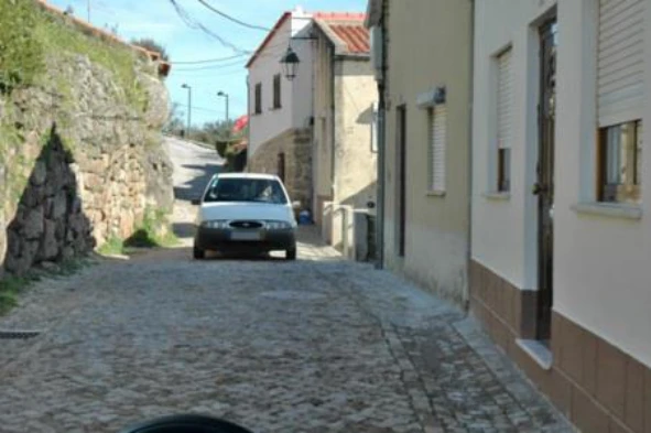 Perante a impossibilidade de cruzamento entre dois veículos da mesma categoria, está obrigado a realizar a manobra de marcha atrás o condutor do veículo que for a subir. Concorda com esta afirmação? — pergunta R8Q0308 do exame de código IMT
